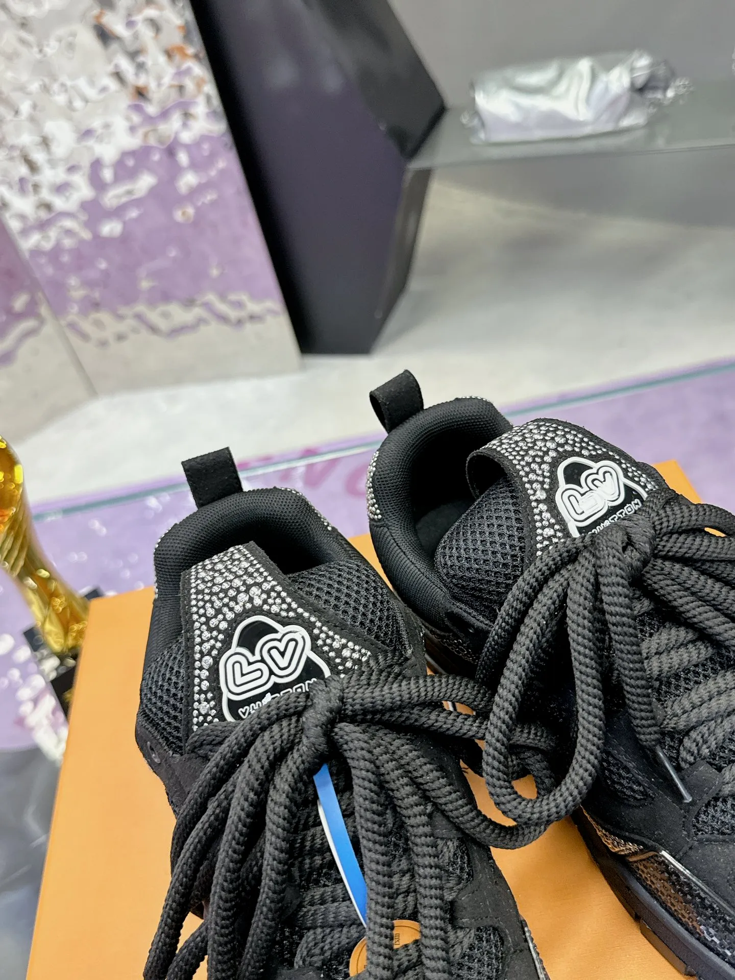 Men's shoes 💰900❤️❤️❤️ 𝙇𝙑 Bread shoes have added new colors 💓 Craftsmanship series 𝟐𝟎𝟐5/𝐒𝐒 𝐧𝐞𝐰 Louis Vuitton catwalk skate shoes are popular, LOUIS VUITTON Trainer is undoubtedly one of the most successful Sneakers launched by luxury brands, but the pace of exploration will not stop. LOUISVUITTON will also bring a new series of skateboard shoes in the spring of 2025. The new series in the picture returns to the 90s Chunky Skate Shoes look and feel. The uppers are made of leather and mesh. The fat silhouette and thick shoelaces are very eye-catching. It is expected to have quite a few colors like the Trainer. Judging from the previous DIOR show skate shoes, this chunky style may be even stronger next year. 💎 Size: Female 35-40 Male 39-46